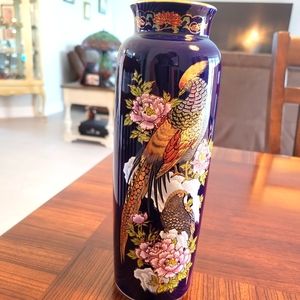 VINTAGE KUTANI VASE 10" TALL IN EXCELLENT CONDITION.